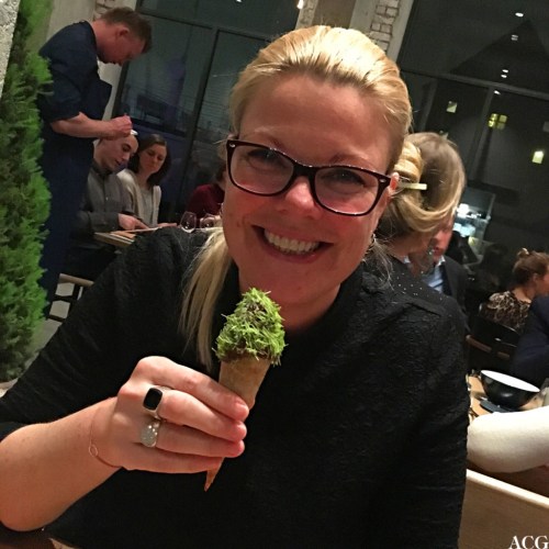 Fornøyd matblogger med dessert på 108