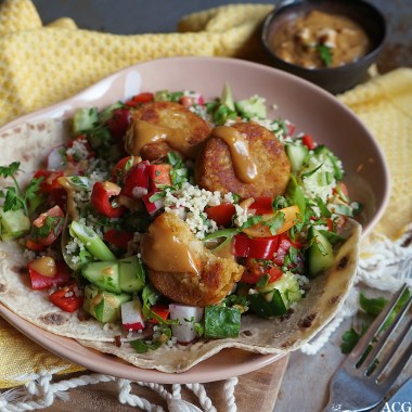 falafel med couscoussalat og peanøttdressing