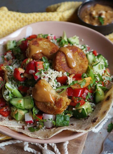 falafel med couscoussalat og peanøttdressing