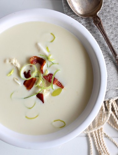 klassisk blomkålsuppe med baconbiter og purreløk