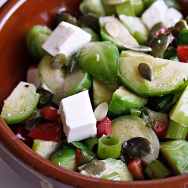 Rosenkålsalat med fetaost og gresskafrø