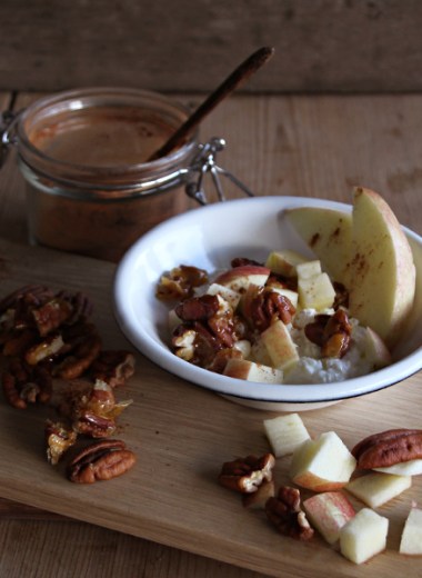 bilde av bolle med cottage cheese eplebiter og nøtter