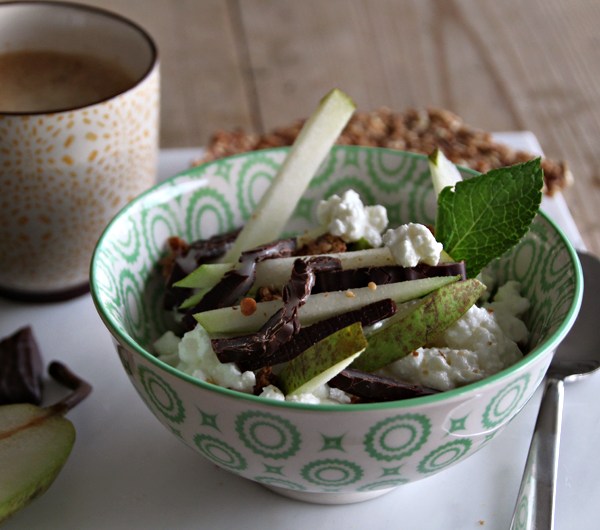 Bolle med cottage cheese, pære og mintsjokolade