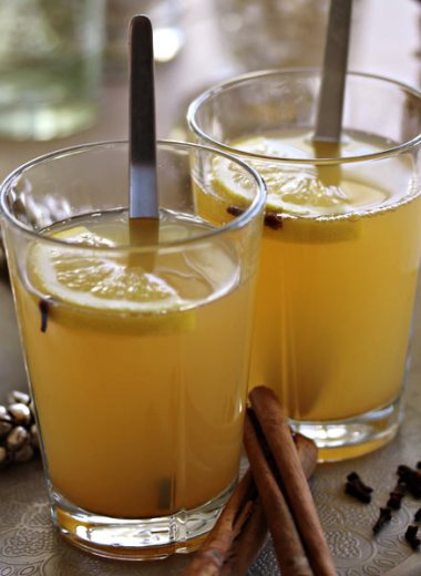 2 glass med varm eplegløgg
