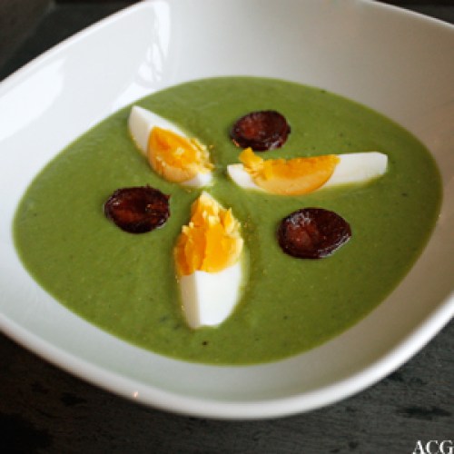 ertesuppe med egg og chorizopølse
