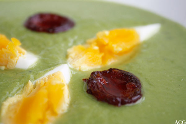 Nærbilde av ertesuppe med egg