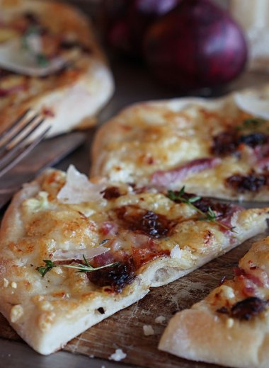 rask pizza med bacon og rødløk