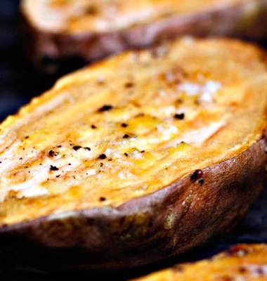 nærbilde av søtpotet på grillen