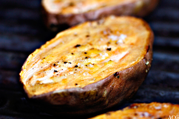 nærbilde av søtpotet på grillen