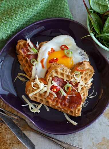 grov rugvaffel med ost, egg og bacon