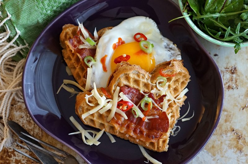 grov rugvaffel med ost, egg og bacon