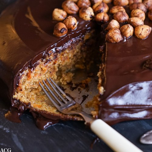gulrotkake med hasselnøtter og sjokolade