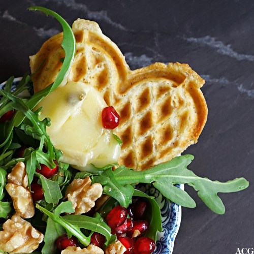 havrevafler med brie og granateplesalat