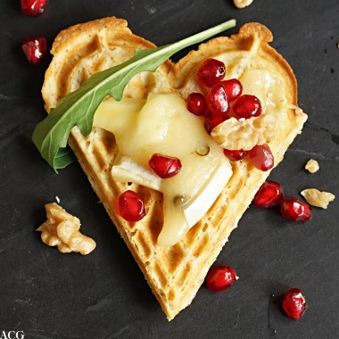 havrevafler med brie og granateplesalat