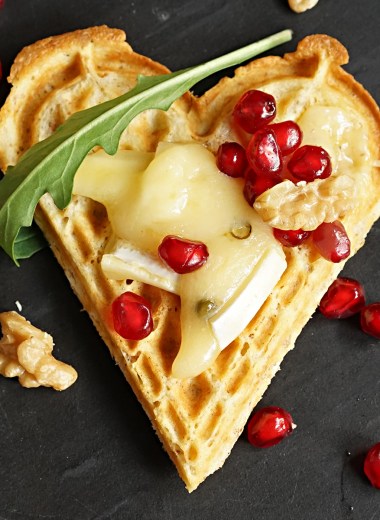 havrevafler med brie og granateplesalat
