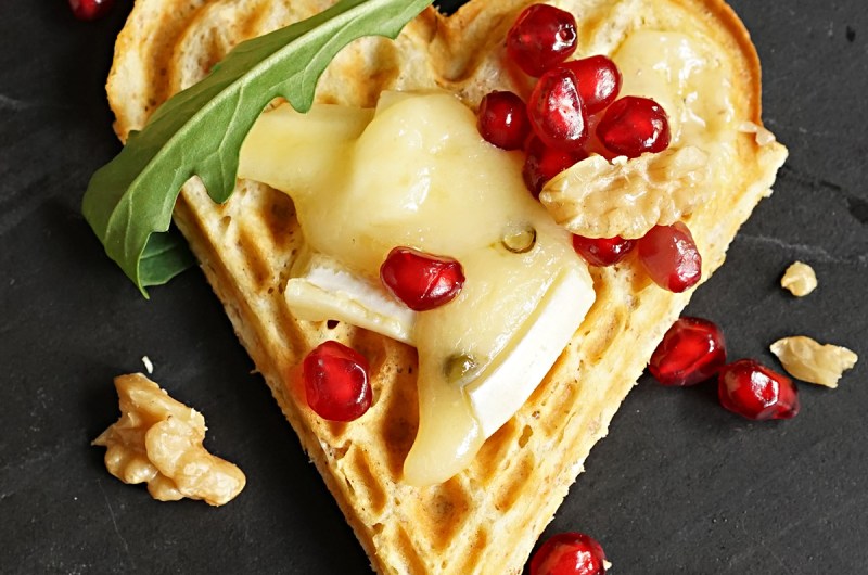 havrevafler med brie og granateplesalat