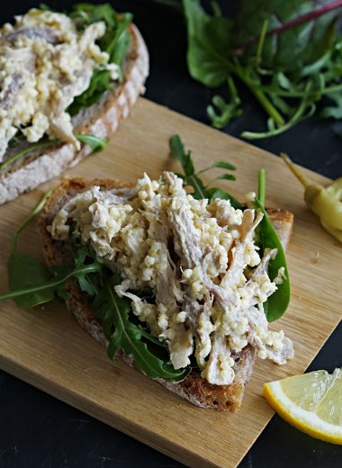 to skiver brød med hønsesalat med karri