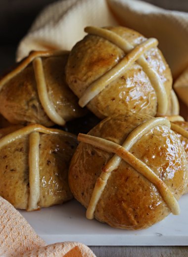 hot cross boller med marsipan og glasur