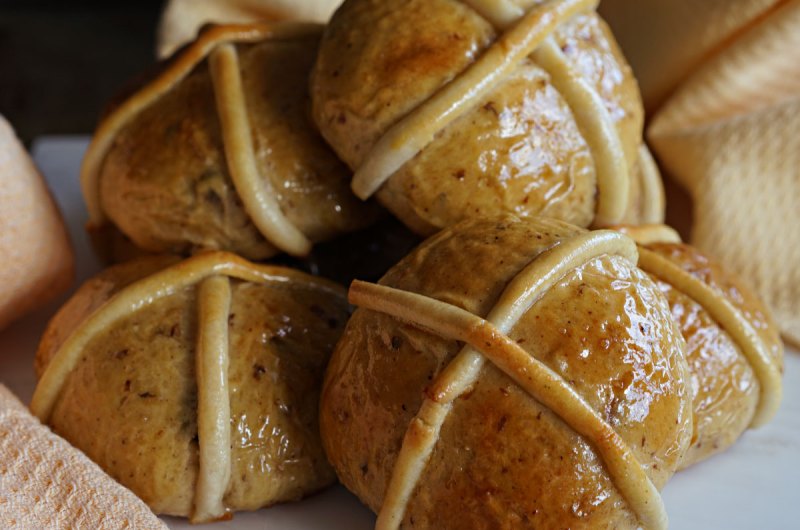 hot cross boller med marsipan og glasur