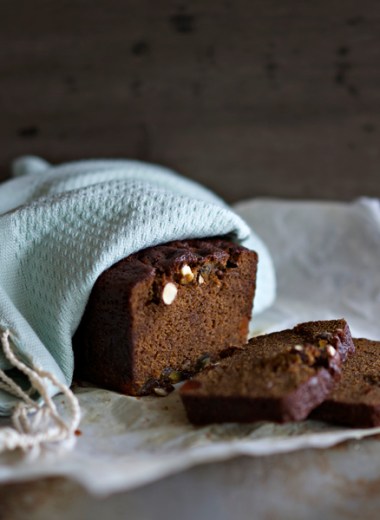 ingefærkake med hasselnøtter og tørket frukt