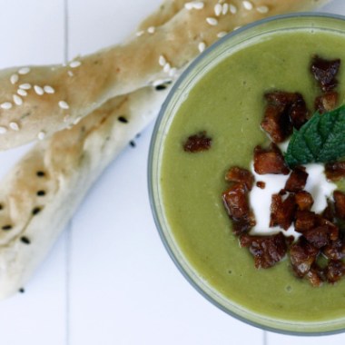 ertesuppe og grissini sett ovenfra