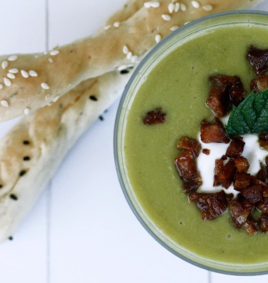 ertesuppe og grissini sett ovenfra