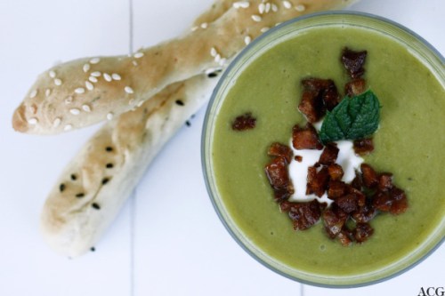 ertesuppe og grissini sett ovenfra