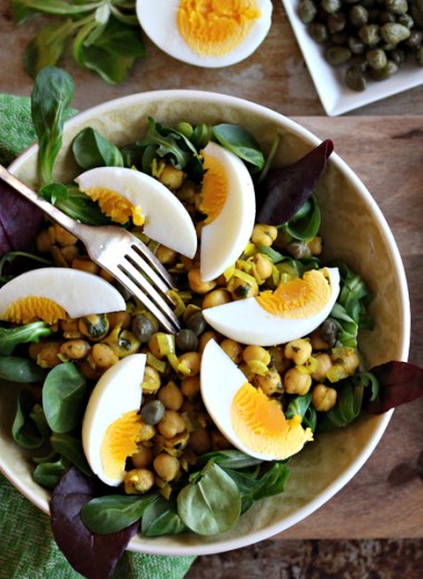 Kikertsalat med egg og kapers