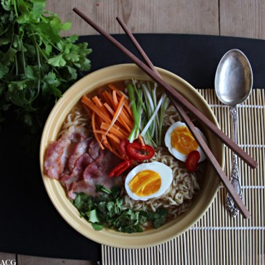 Bilde av suppebolle med nudelsuppe, egg og bacon