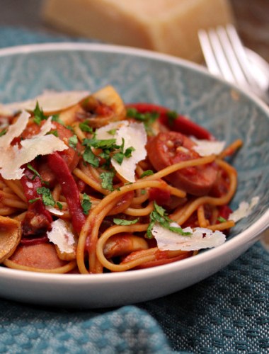 tallerken med kjøttpølse og spaghetti