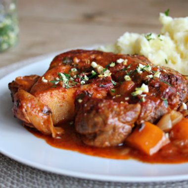 detalj av ossobuco på tallerken med potetmos