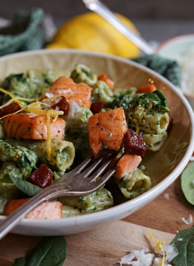pasta med stekt laks, kremet spinat og chorizo