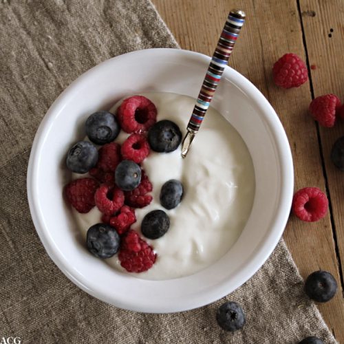 tallerken med Perle de Lait youghurt og friske bær