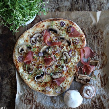 Pizza bianca med sopp og skinke