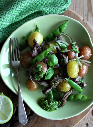 Tallerken med potetsalat med pesto og biffsrtimler