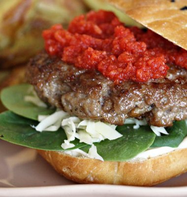 lammeburger med rød relish og ovnsstekte båtpoteter