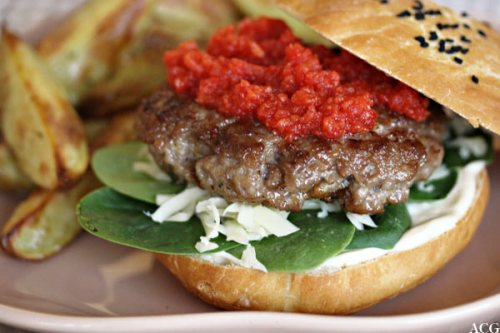 lammeburger med rød relish og ovnsstekte båtpoteter