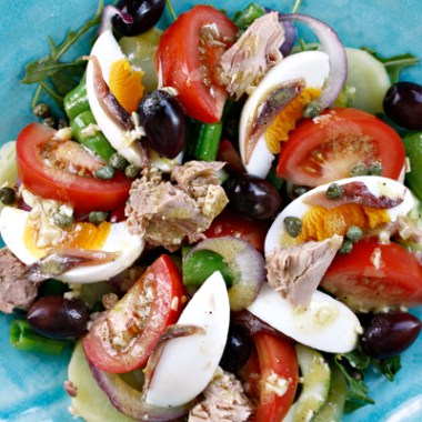 tallerken med salade nicoise sett ovenfra