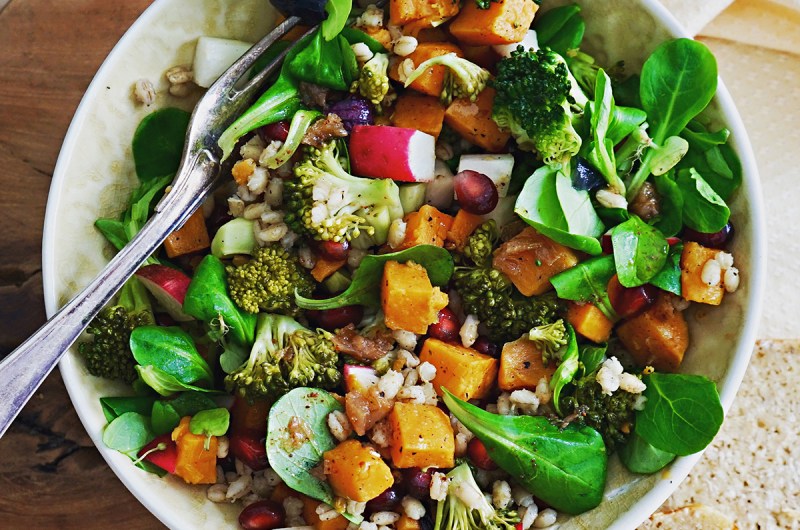 salat med søtpotet, byggris og harissadressing