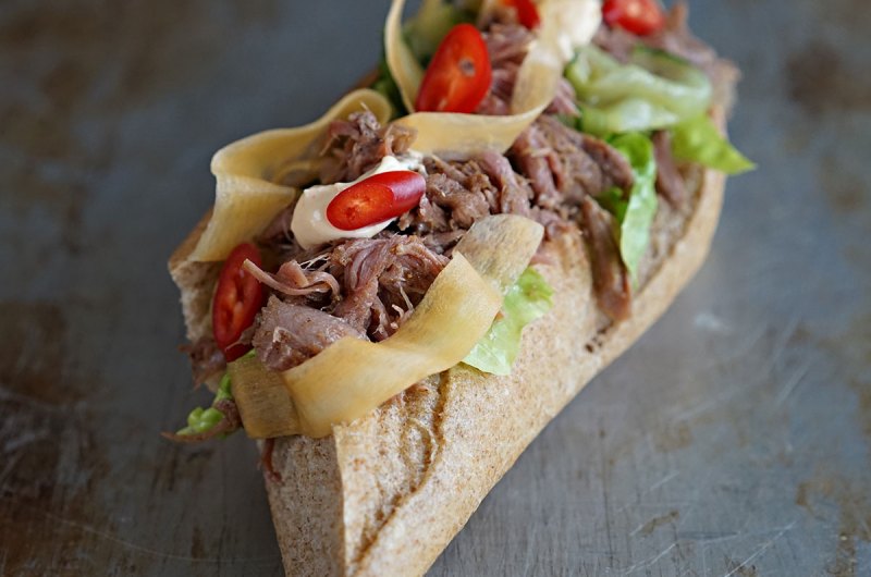sandwich med marinert svineknoke