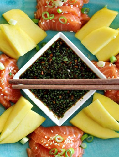 Bilde av sashimi, mango og ponzusaus ovenfra