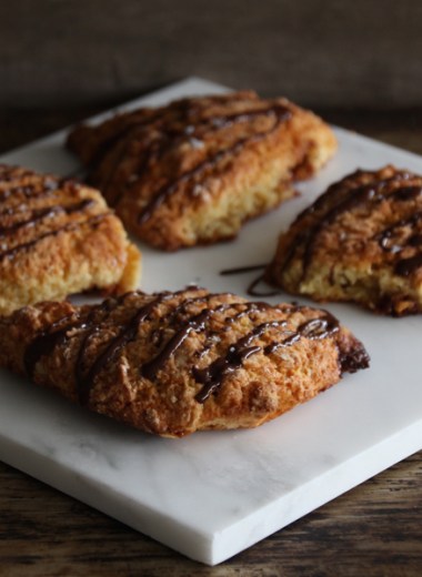 4 snickers-scones med sjokoladepynt