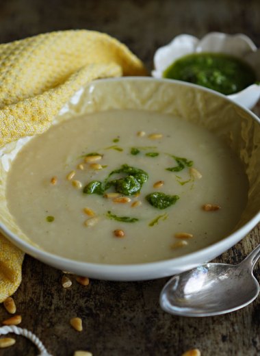 Sellerirotsuppe med pesto og pinjekjerner