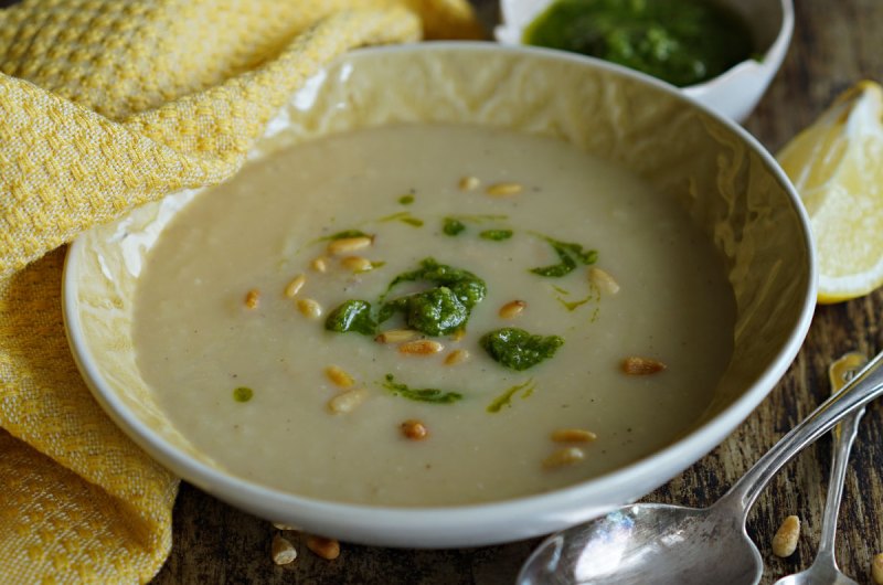 Sellerirotsuppe med pesto og pinjekjerner