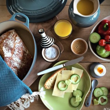 Frokostmotiv sett ovenfra med eltefritt brød