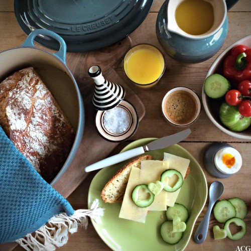 Frokostmotiv sett ovenfra med eltefritt brød