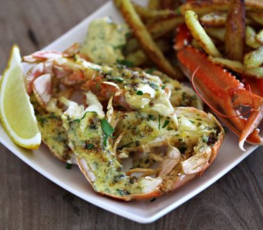 tallerken med grillet sjøkreps
