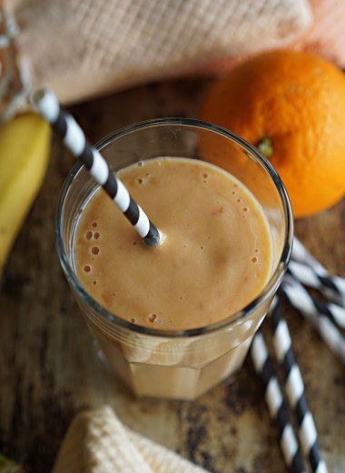 smoothie med banan, mango og appelsin