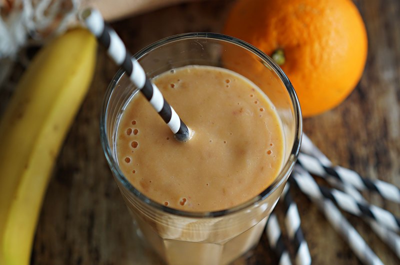 smoothie med banan, mango og appelsin