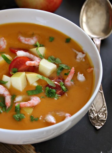nærbilde av søtpotetsuppe med reker